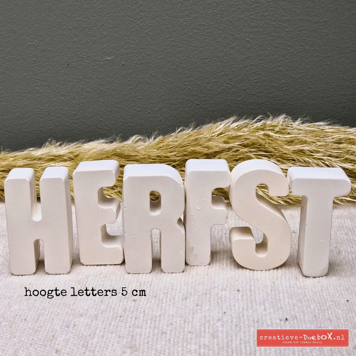 het woord herfst in keramische letter om te beschilderen